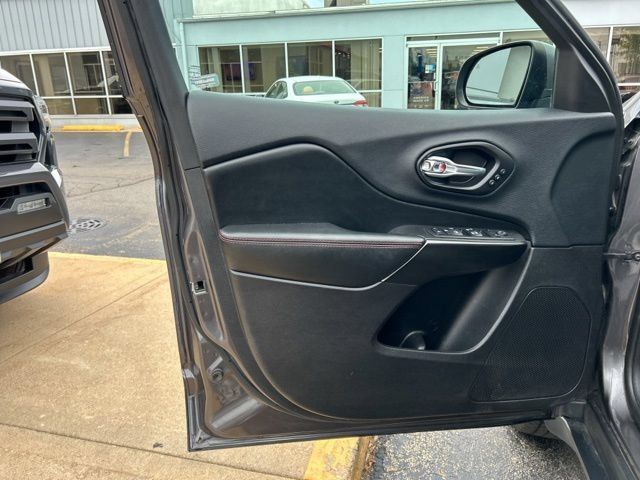 Used 2019 Jeep Cherokee Trailhawk AWD/4WD image 27