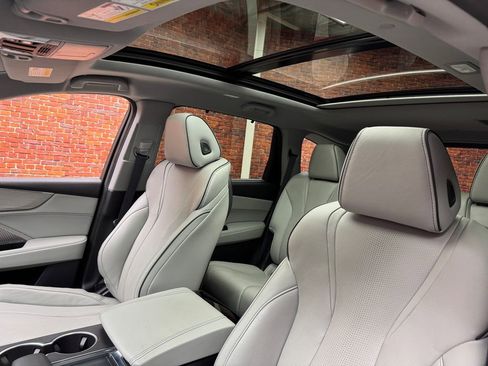 Used 2023 Acura MDX SH-AWD w/ Advance Package image 3