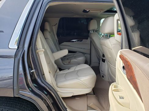 Used 2015 Cadillac Escalade Luxury AWD/4WD image 17
