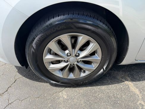 Used 2020 Kia Sedona LX FWD image 9