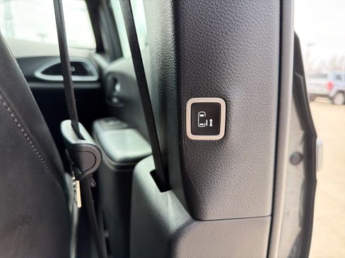 Used 2025 Chrysler Pacifica Select image 29