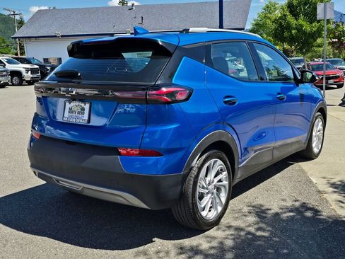 Used 2022 Chevrolet Bolt EUV LT w/ Comfort Package FWD image 5