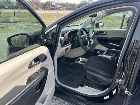 Used 2018 Chrysler Pacifica Touring Plus image 14