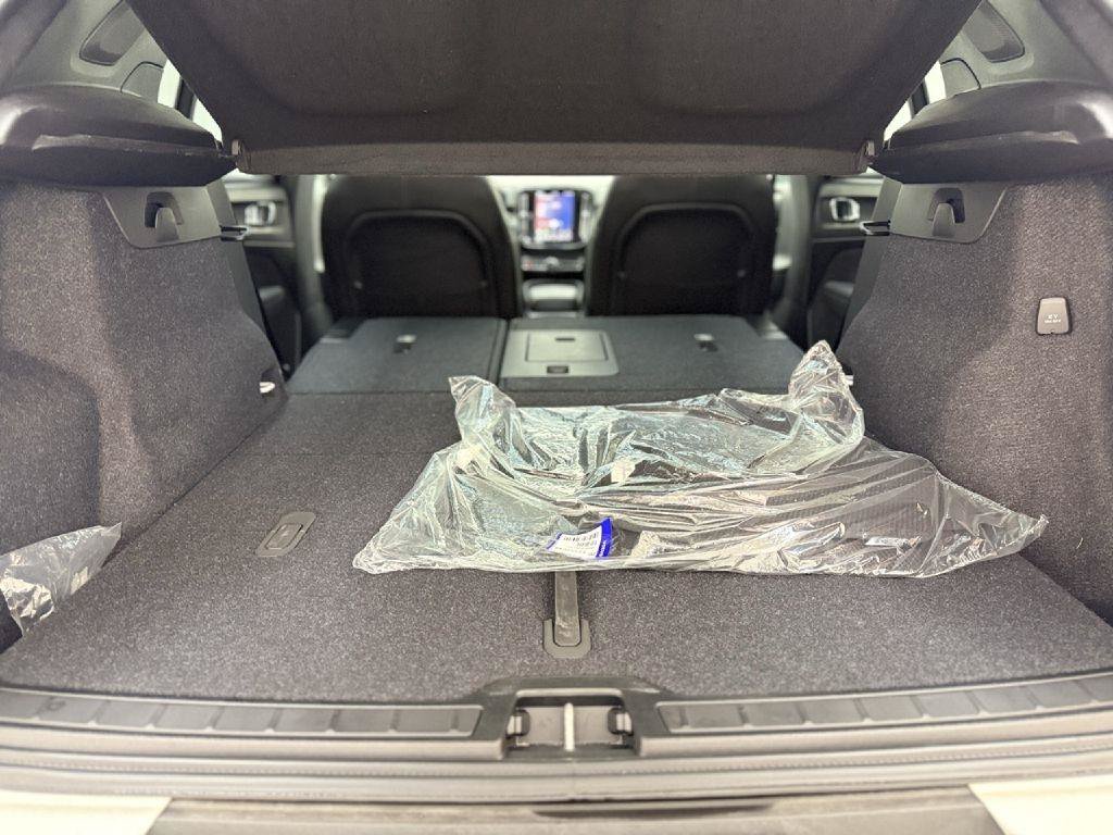 Used 2024 Volvo XC40 B5 Plus w/ Protection Package Premier AWD/4WD image 28