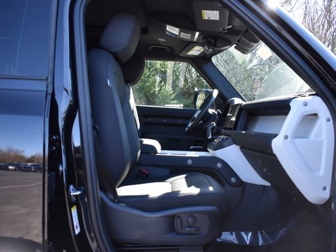 Used 2025 Land Rover Defender 110 S image 28