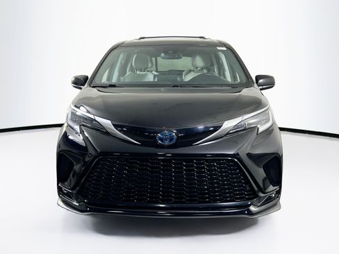 Used 2022 Toyota Sienna XSE AWD/4WD image 2