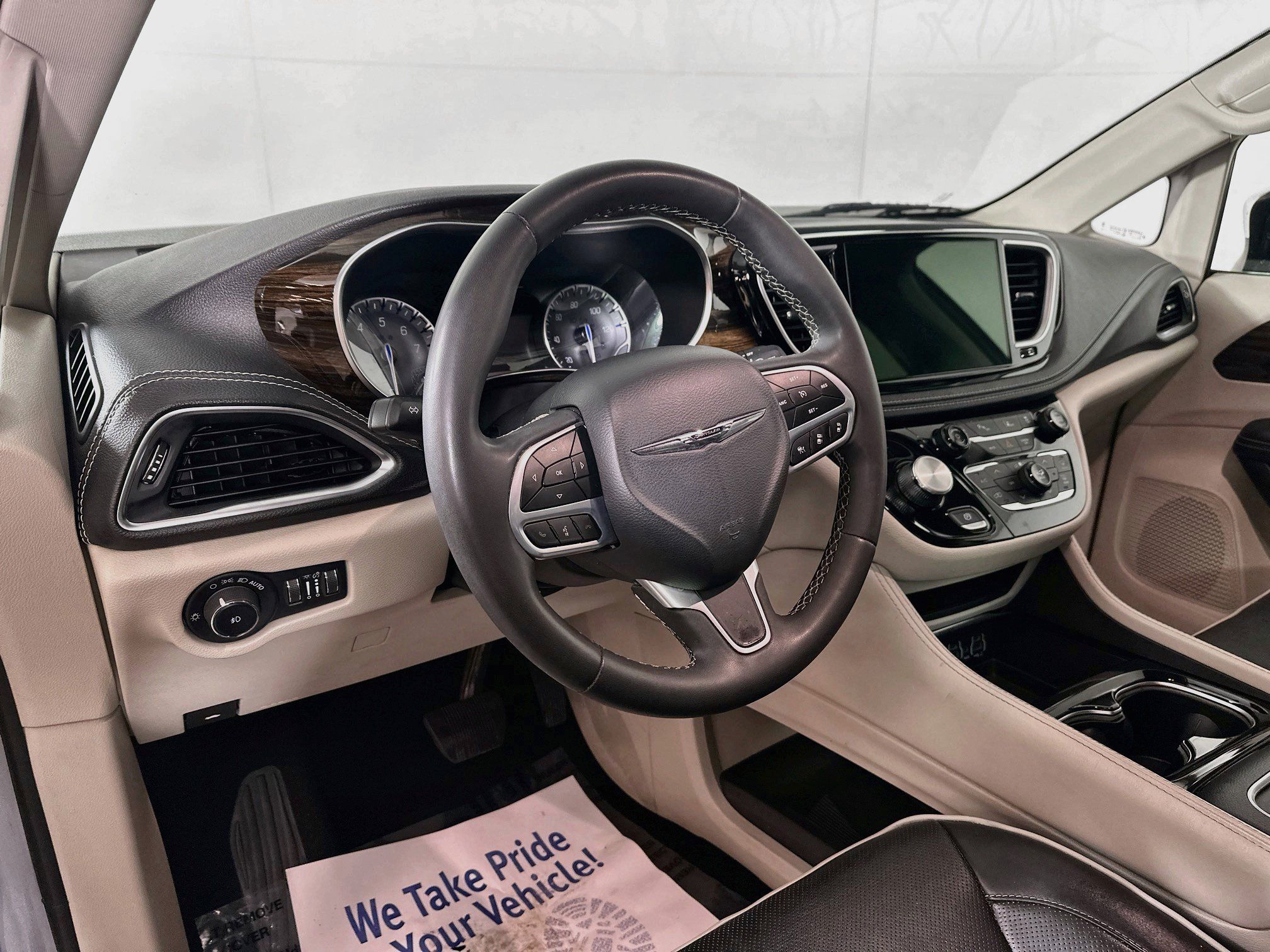 Used 2023 Chrysler Pacifica Limited FWD image 9