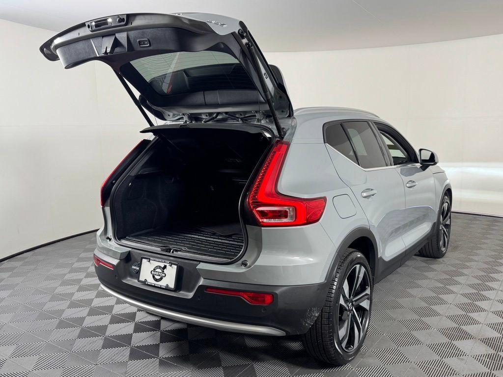 Certified 2024 Volvo XC40 B5 Plus w/ Protection Package Premier AWD/4WD image 9