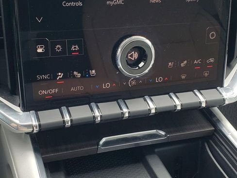 Certified 2025 GMC Acadia Denali FWD image 34