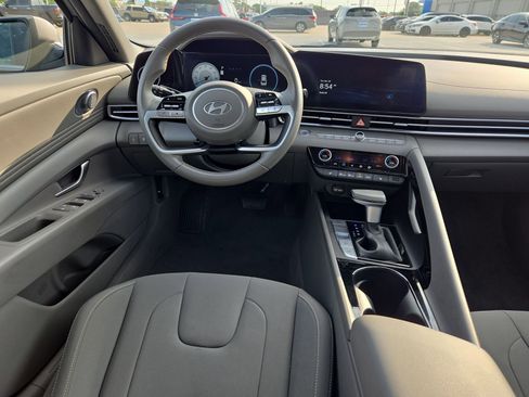 Used 2025 Hyundai Elantra SEL FWD image 30