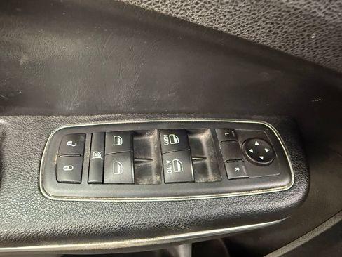 Used 2018 Chrysler 300 Limited RWD image 11