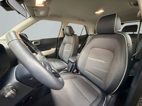 Used 2025 Hyundai Venue Limited FWD image 10