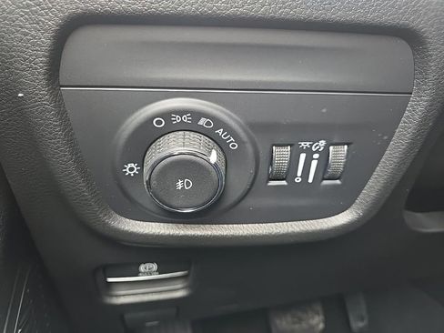 Used 2025 Jeep Grand Cherokee L Limited w/ Luxury Tech Group II image 40