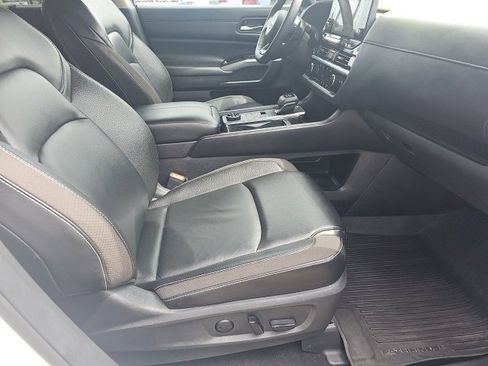 Used 2023 Nissan Pathfinder SL image 17