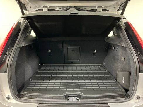Certified 2023 Volvo XC40 B5 Ultimate w/ Protection Package Premier image 37