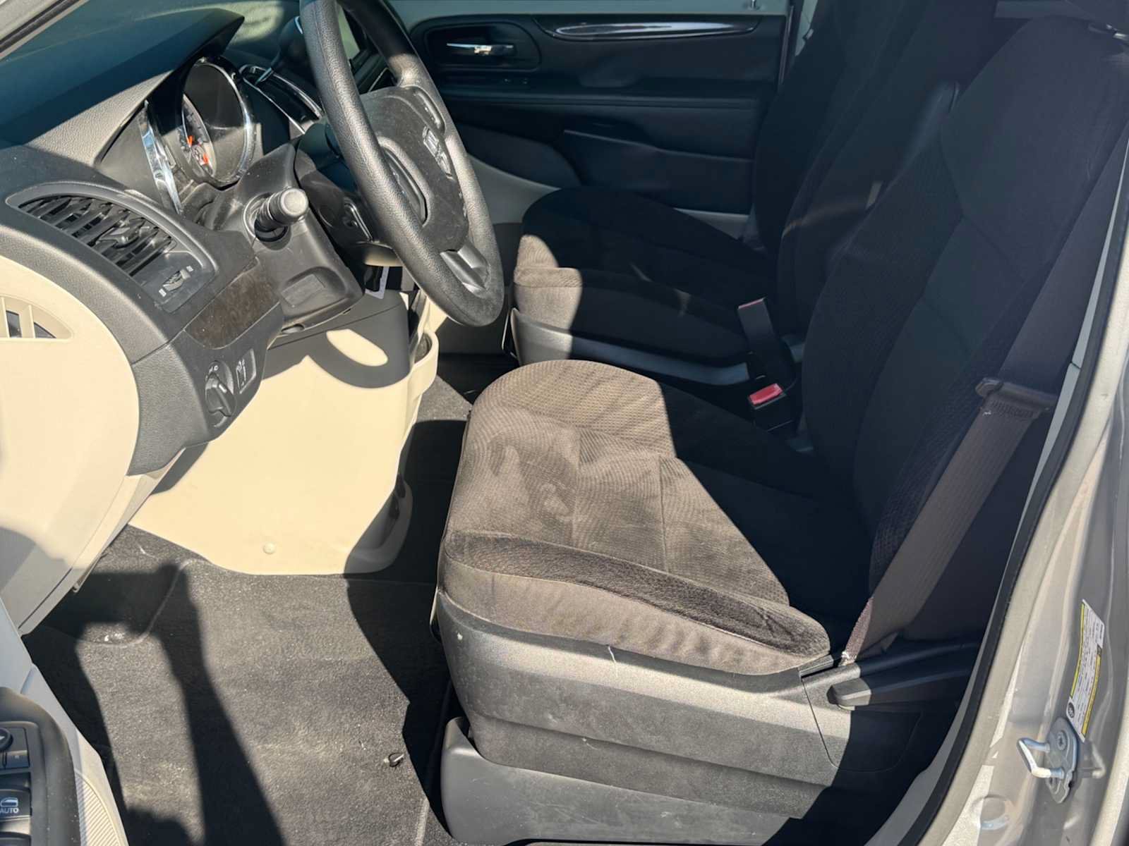 Used 2019 Dodge Grand Caravan SE w/ UConnect Hands-Free Group FWD image 8
