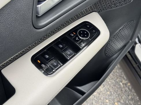 Used 2023 Nissan Ariya AWD image 24