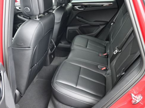 Certified 2025 Porsche Macan image 6