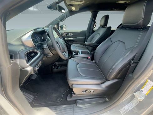 New 2025 Chrysler Pacifica Select image 20