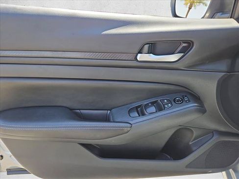 Used 2024 Nissan Altima 2.5 SV FWD image 10