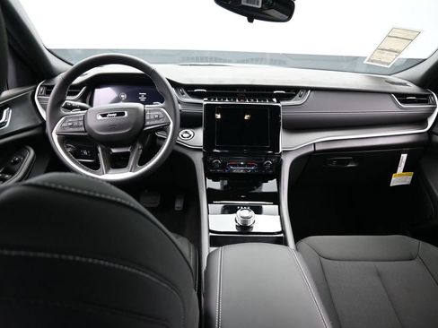 Used 2024 Jeep Grand Cherokee L Laredo image 30