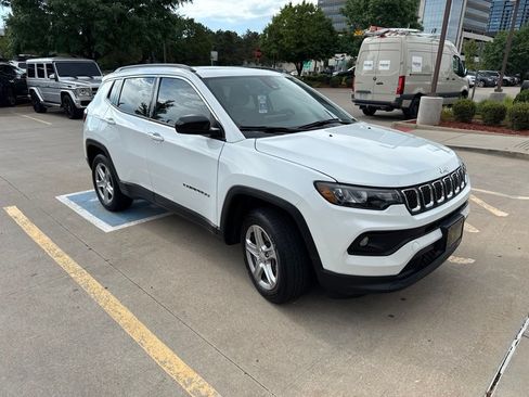 Used 2024 Jeep Compass Latitude w/ Sun and Sound Group AWD/4WD image 2