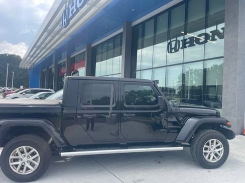 Used 2023 Jeep Gladiator Sport AWD/4WD image 6