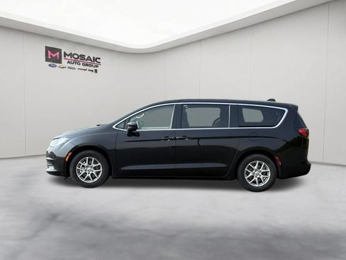 Used 2024 Chrysler Voyager LX FWD image 5