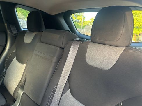Used 2018 Jeep Cherokee Latitude w/ Altitude Package FWD image 18