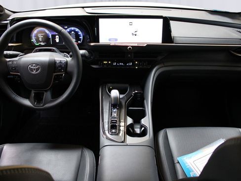 Used 2025 Toyota Crown Signia w/ Advanced Technology Package AWD/4WD image 2