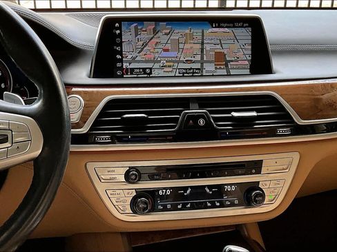 Used 2018 BMW 740i image 7