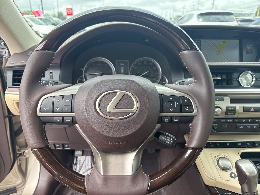 Used 2018 Lexus ES 350 w/ Luxury Package w/Wood Trim FWD image 16
