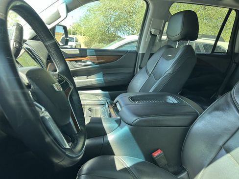 Used 2020 Cadillac Escalade Luxury w/ Escalade Sport Edition AWD/4WD image 9