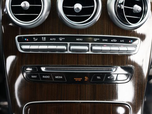 Used 2019 Mercedes-Benz GLC 300 w/ Premium Package image 35