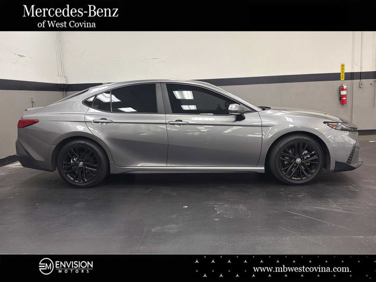 Used 2025 Toyota Camry SE FWD image 3