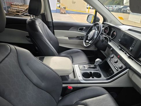 Certified 2024 Kia Carnival LX image 2