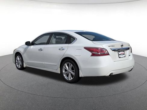 Used 2014 Nissan Altima 2.5 SL w/ Moonroof Package FWD image 3
