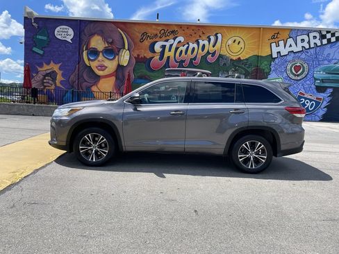 Used 2018 Toyota Highlander LE FWD image 2
