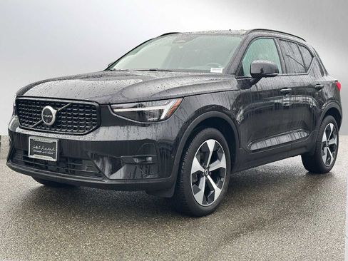 Used 2025 Volvo XC40 B5 Plus w/ Protection Package Premier image 7