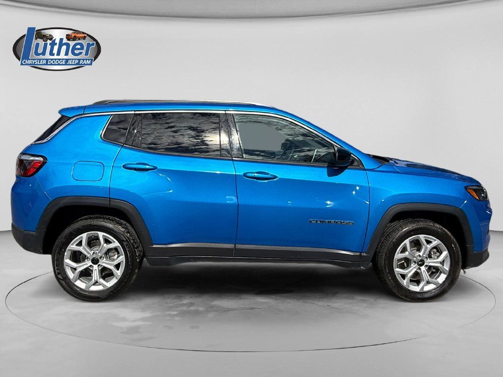Used 2025 Jeep Compass Latitude AWD/4WD image 6