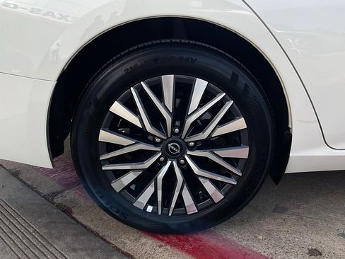 Used 2025 Nissan Altima 2.5 SV image 9