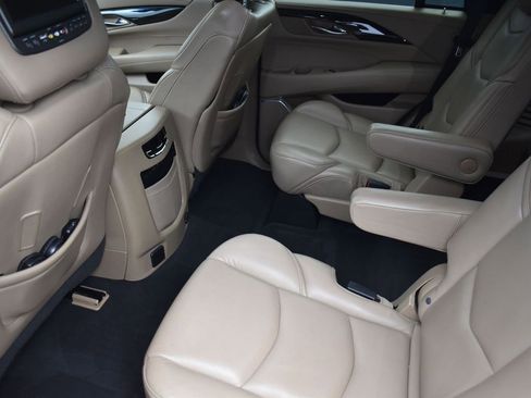 Used 2019 Cadillac Escalade Platinum AWD/4WD image 24