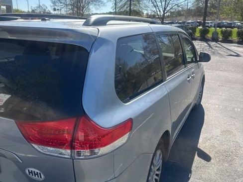 Used 2013 Toyota Sienna XLE image 4