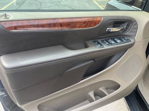 Used 2015 Chrysler Town & Country Limited Platinum w/ Trailer Tow Group FWD image 11