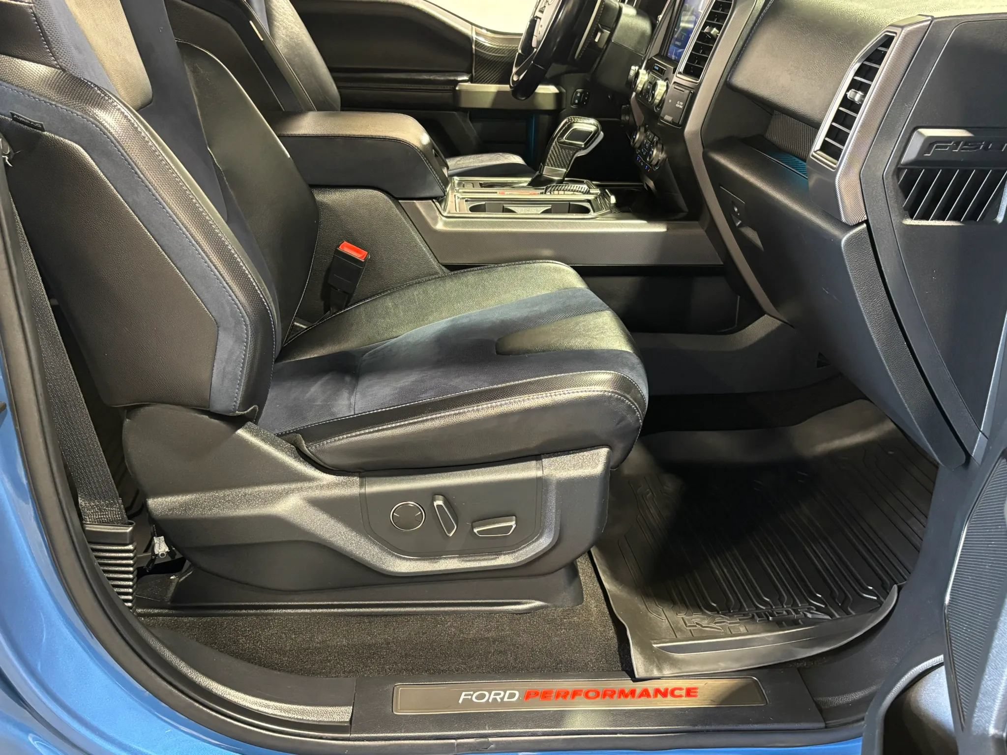 Used 2020 Ford F150 Raptor w/ Equipment Group 802A Luxury AWD/4WD image 17