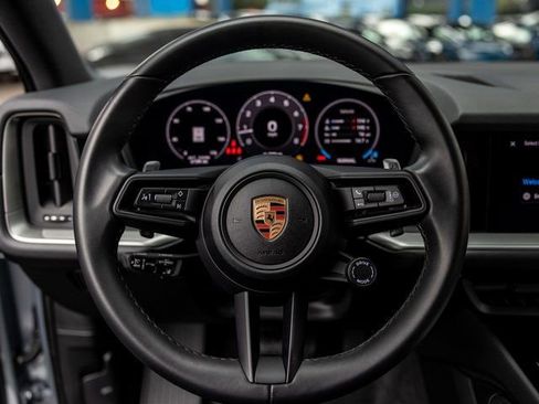 Certified 2025 Porsche Cayenne AWD/4WD image 6