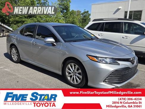Used 2018 Toyota Camry LE w/ Convenience Package FWD image 1
