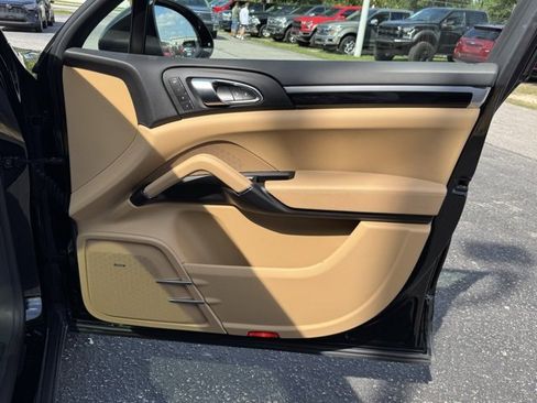 Used 2017 Porsche Cayenne Platinum Edition image 10