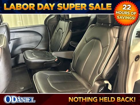 Used 2025 Chrysler Pacifica Limited FWD image 6