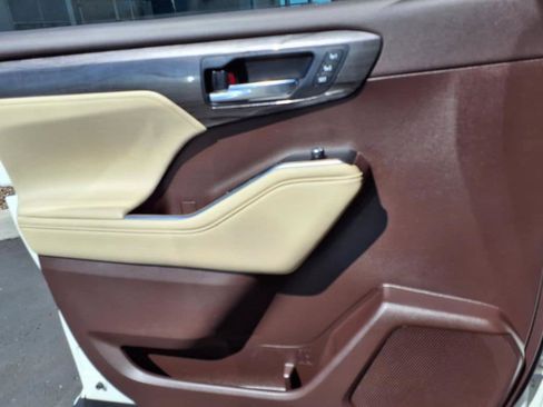 Used 2020 Toyota Highlander Limited image 28